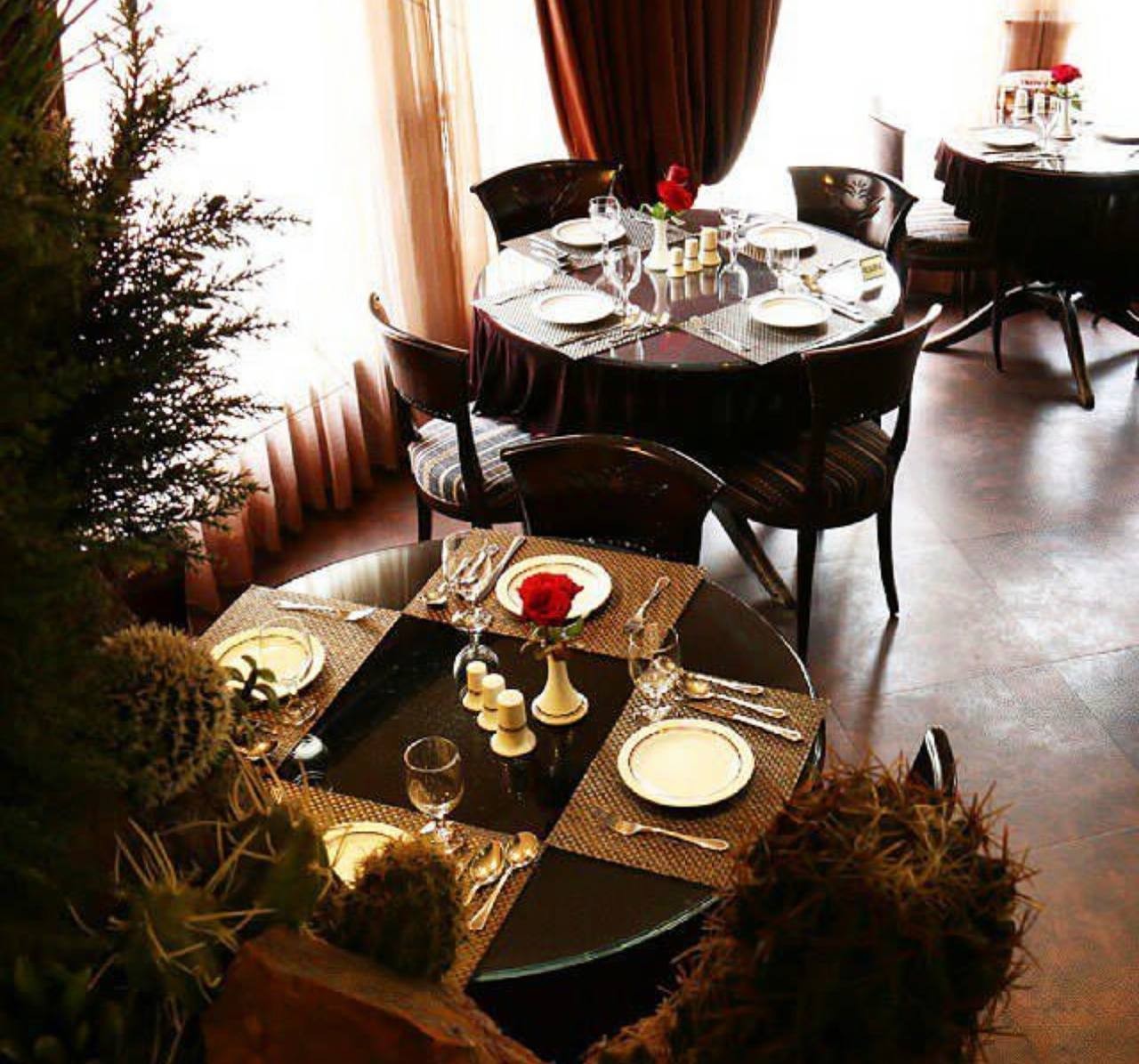 محیط رستوران رازقی گلسار رشت